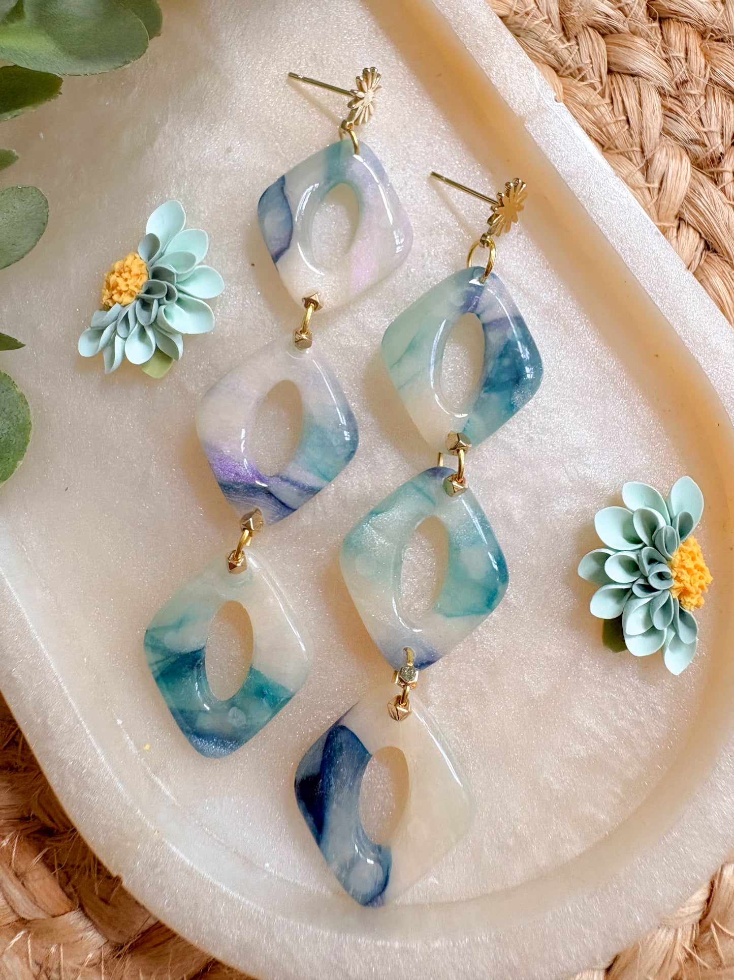 ‘Beside the Sea’ link dangles